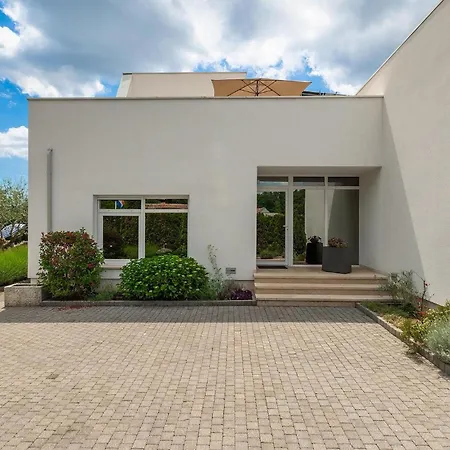 Kate Vikendica Zminj